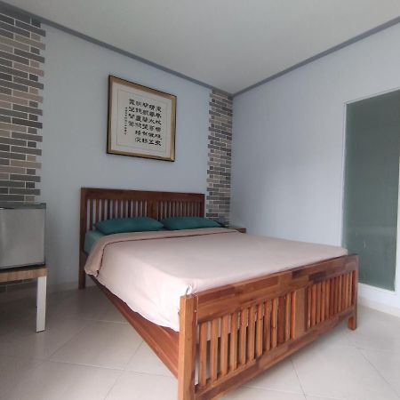 Urbanest Inn House Tb Simatupang Pasar Minggu Esterno foto