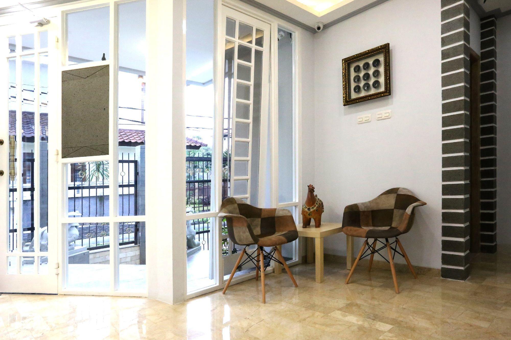 Urbanest Inn House Tb Simatupang Pasar Minggu Esterno foto